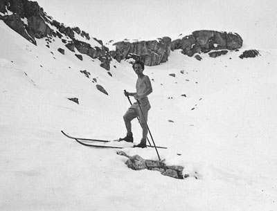 Alfred Vogel åker skidor