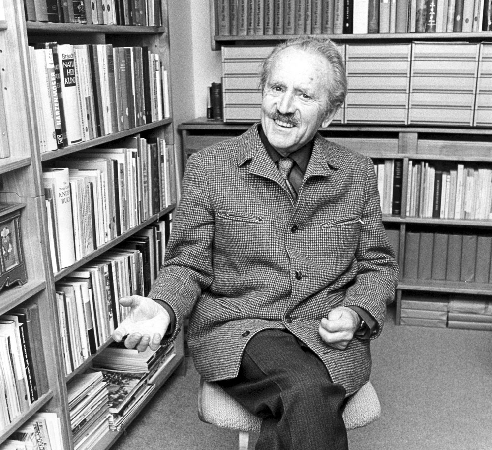 Alfred Vogel entusiastisk och glad i sitt eget lilla hälsobibliotek.