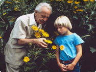 Alfred Vogel förklarar blomma till ett barn Alfred Vogel förklarar blomma till ett barn