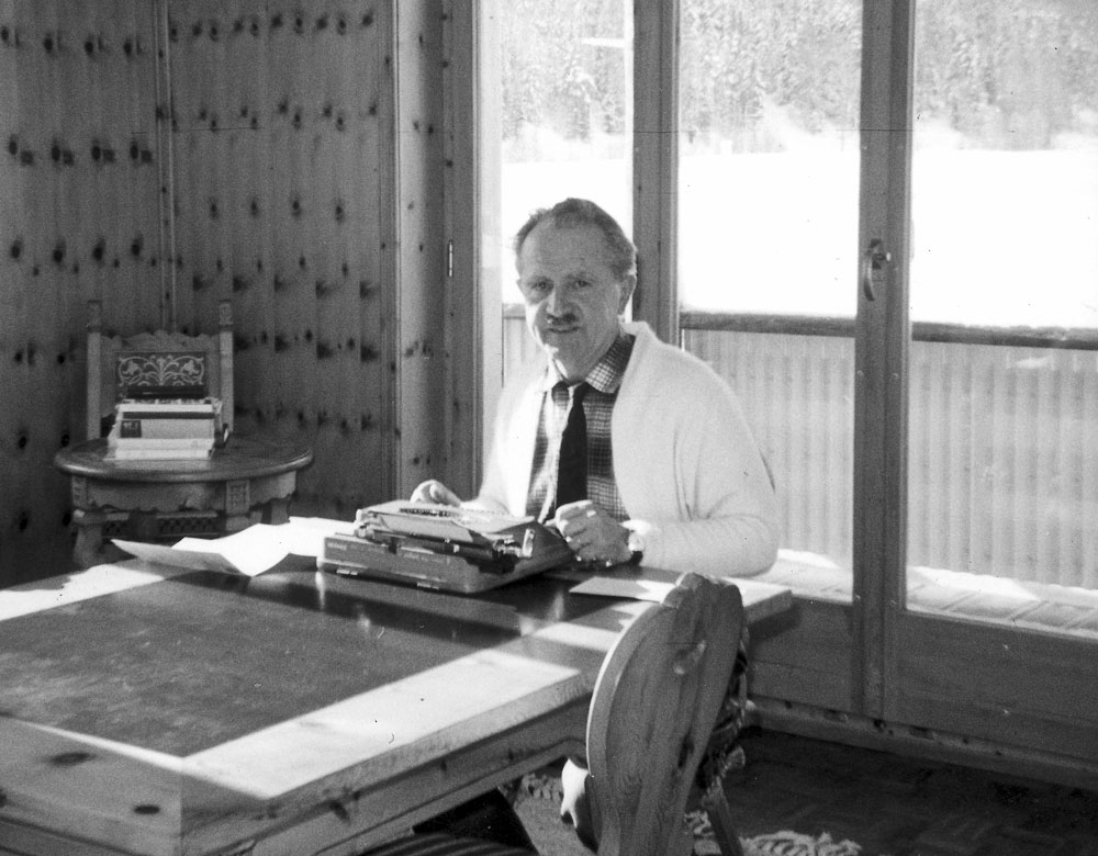 Alfred Vogel skriver i sitt hus i Teufen, östra Schweiz.