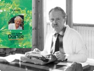 Alfred Vogel vid skrivbord med "Den lille Doktorn" Alfred Vogel vid skrivbord med "Den lille Doktorn"