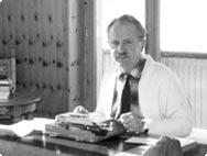 Alfred Vogel vid skrivbord Alfred Vogel vid skrivbord