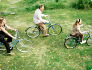 Cyklister på gräsmatta Cyklister på gräsmatta