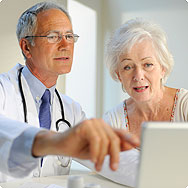 Läkare pratar med patient Läkare pratar med patient